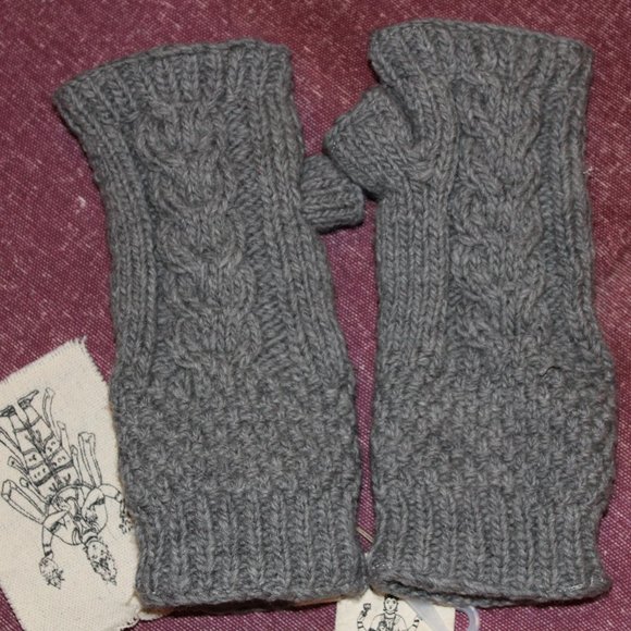 Nepalese Merino Wool Cable Knit Handwarmers Ash - Picture 1 of 2